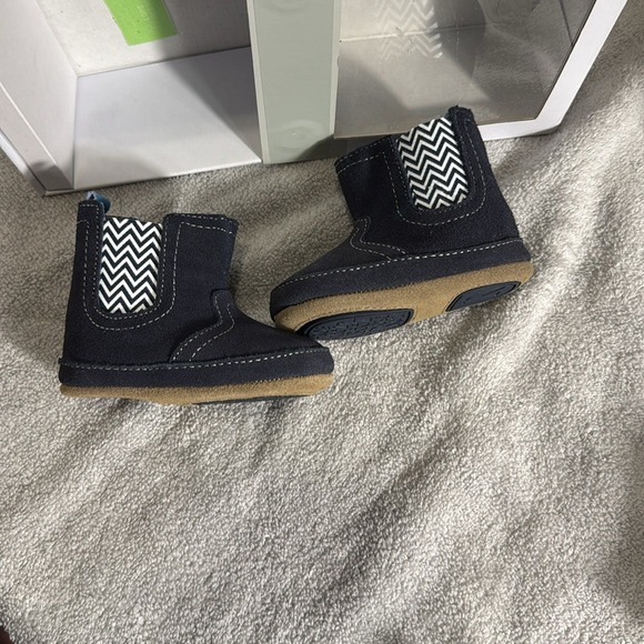 Robeez boots Kids Navy Blue Boots with Chevron Pattern 6-9 months w/ box - Picture 3 of 7